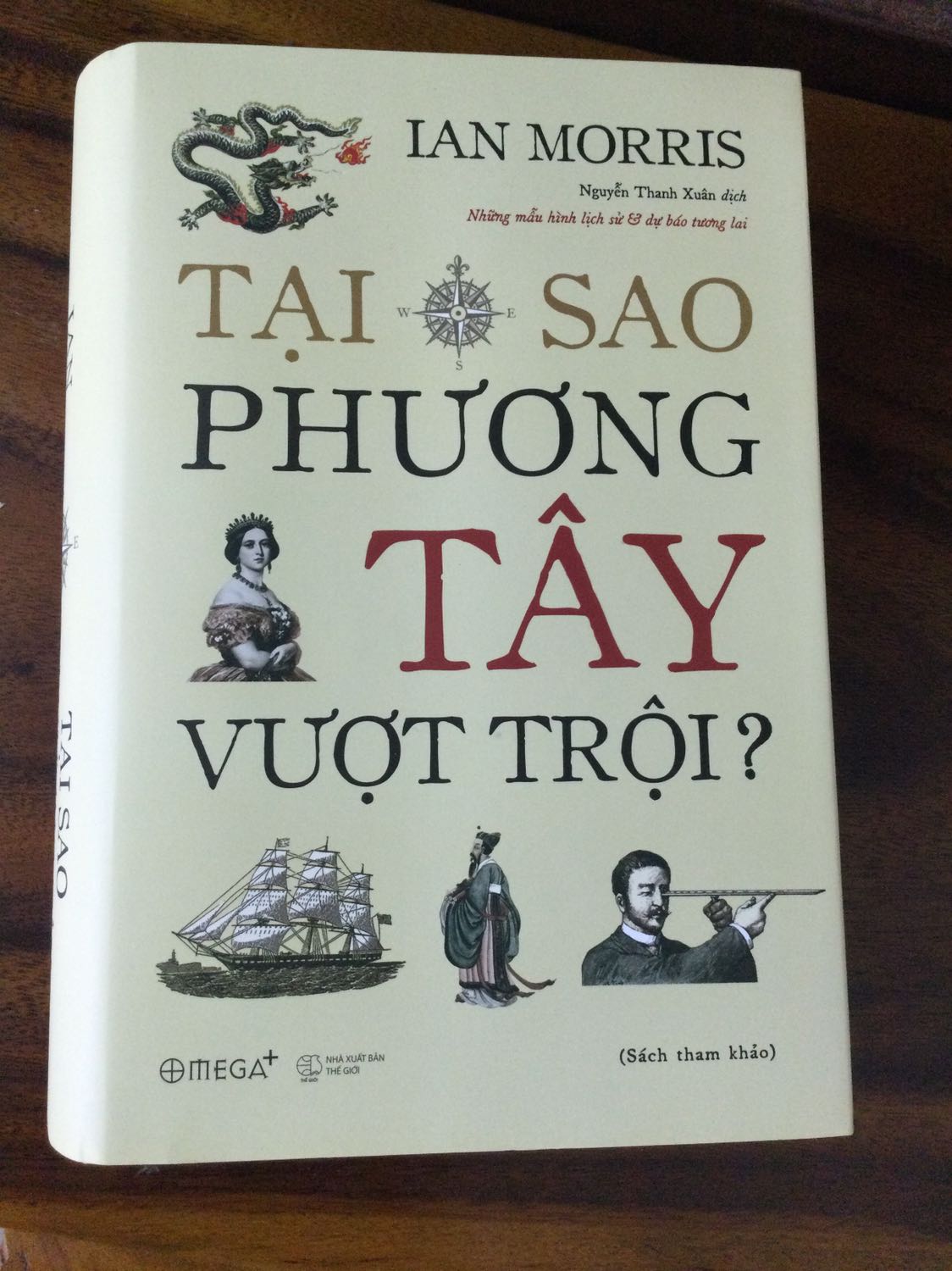 Về nội dung thì không bàn cãi, nhiều kiến thức để suy nghĩ. Nhận xét đánh giá cũng nhiều trong hình bên dưới. 
Riêng nhận xét về hình thức. Với một cuốn sách dày ngàn trang, mà in giấy quá nặng, đã vậy còn đóng sách gáy cong và bìa cứng, rất khó để cầm đọc. Chẳng hiểu đóng gáy cong để làm gì, khó cầm bỏ mẹ, lại thêm cái bìa cứng làm cho việc cầm sách quá khó. Ngồi, để lên đùi thì mỏi ***, nằm thì cầm muốn rớt vỡ mặt. 
Cầm cuốn suối nguồn hơn ngàn trang đóng gáy keo nhẹ tênh. 
Nhận xét về văn phong, viết hơi trừu tượng kiểu liên tưởng quá nhiều, ẩn dụ nhiều, ví von nhiều, làm rối quá, chỉ phù hợp với thể loại văn học,chớ khó phù hợp với sách kiến thức lịch sử. Lẽ ra nên cô đọng ý hơn là viết lòng vòng ví von. Có lẽ kiểu viết phương Tây nó thế.
Đọc Jared Diamond - Súng vi trùng và thép, Sụp đổ - vẫn sướng hơn.
Tất nhiên về kiến thức thì góc nhìn này khác.
Nội dung 7/10
Cách đóng sách 1/10
Văn phong 5/10
Cảm nhận riêng thôi, khỏi gạch đá.