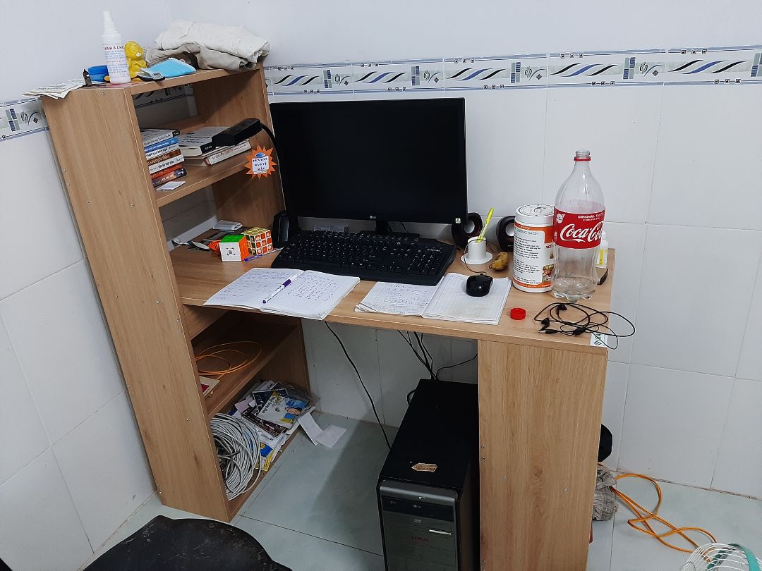 chất lượng bàn khá tốt, chắc chắn, màu sắc vân gỗ, mặt bàn bóng rộng dãi, mặc dù đã để màn hình máy tính, bàn phím, 2 bên vẫn có khoảng trống như hình. chỉ thiếu thiếu 1 gộc tủ để tiền, hoặc đồ q trọng. Còn lại rất đáng để mua. chất lượng bàn khá tốt, chắc chắn, màu sắc vân gỗ, mặt bàn bóng rộng dãi, mặc dù đã để màn hình máy tính, bàn phím, 2 bên vẫn có khoảng trống như hình. chỉ thiếu thiếu 1 gộc tủ để tiền, hoặc đồ q trọng. Còn lại rất đáng để mua.