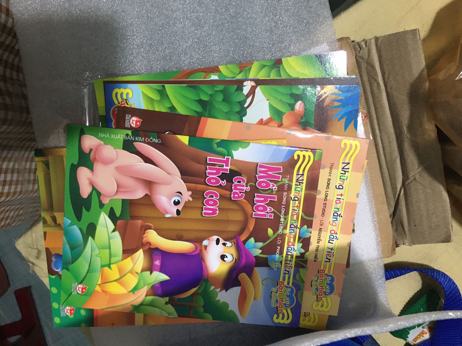 Gói hàng kỹ lưỡng, sách giấy dày khó rách, hình ảnh dễ thương, câu chuyện ngắn gọn, trong sáng, dễ hiểu, bé nhà mình thích được nghe đọc. Rất hài lòng