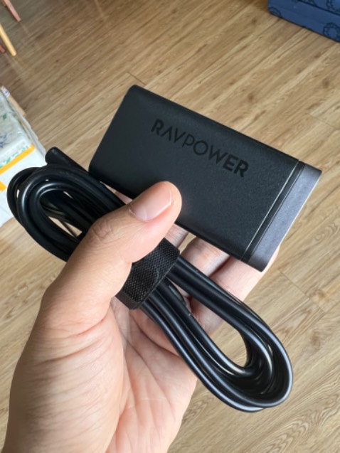 Giao hàng tikinow siêu nhanh, sản phẩm đóng gói kĩ, tem niêm phong chỉnh chu. Ngoại hình rất cứng cáp, độ hoàn thiện cao. Xạc được nhiều thiết bị cùng lúc kể cả Macbook, xài lâu không bị nóng. 

Điểm trừ duy nhất là giá còn hơi cao, nhưng tiền nào của đó thôi.