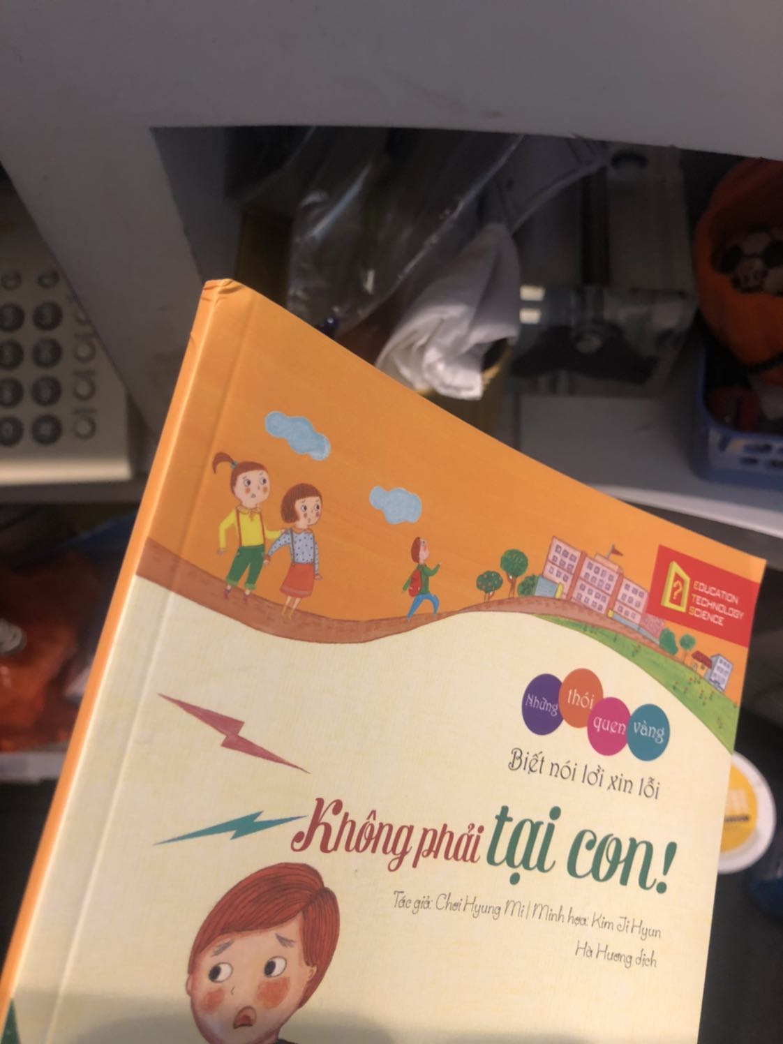 Bảo quản sách chưa tốt nên bị lỗi.