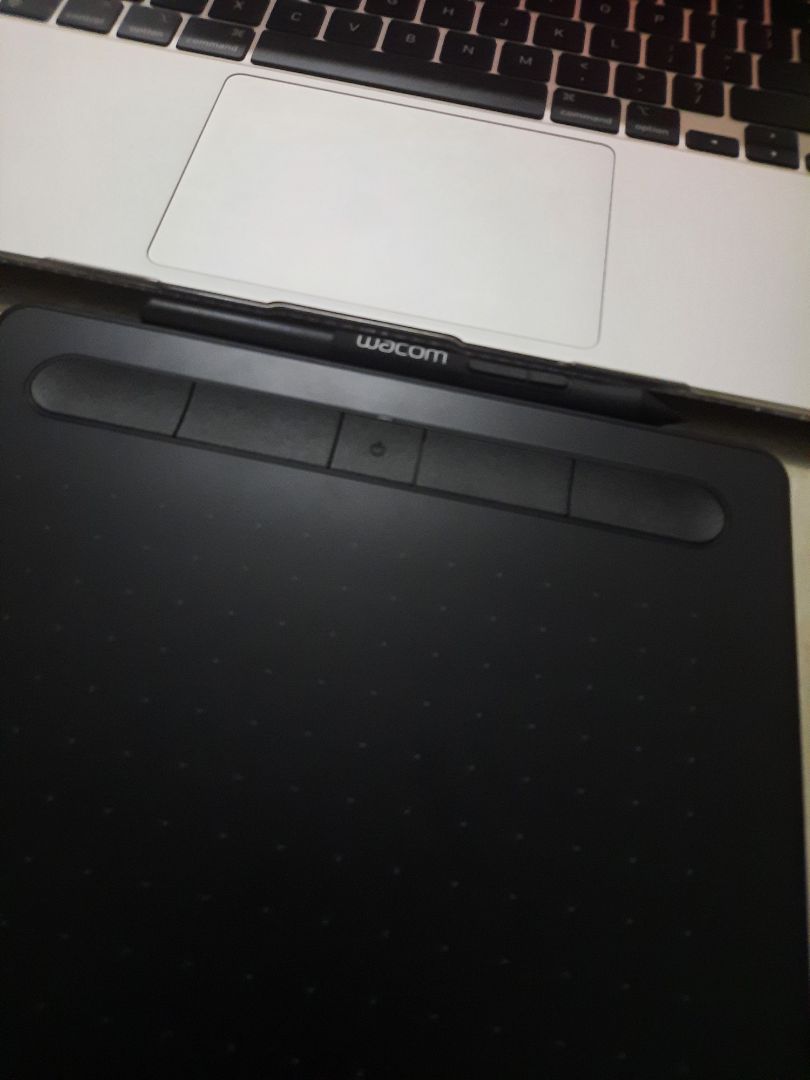 Sản phẩm chính hãng, giao nhanh lắm luôn. Trong vòng 24h là có hàng. Các bạn thích viết bài trên máy tính (onenote) có thể dùng pen tablet thay cho ipad luôn í. Chi phí hợp lý hơn nhiều.