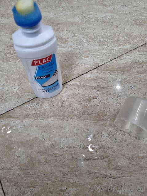 Mình ko hiểu bị *** không, mà mua đồ này về dùng, cả chai dùng đánh 1 chiếc giày ko sạch, nước chảy loảng ko có bọt! Vớ vẩn thật