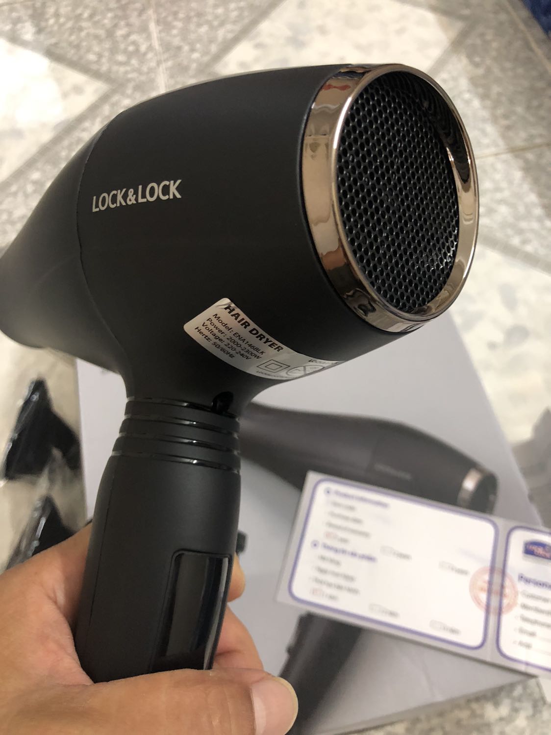 Hài lòng.
Đơn hàng giao đúng hạn. Sản phẩm tốt, 3 tốc độ gió, 2 độ nhiệt, 2 phụ kiện đầu thổi Sấy. Kèm Phiếu bảo hành và Hướng dẫn sử dụng. Dây điện dài, cứng cáp. Máy to hơn các máy sấy Philip.