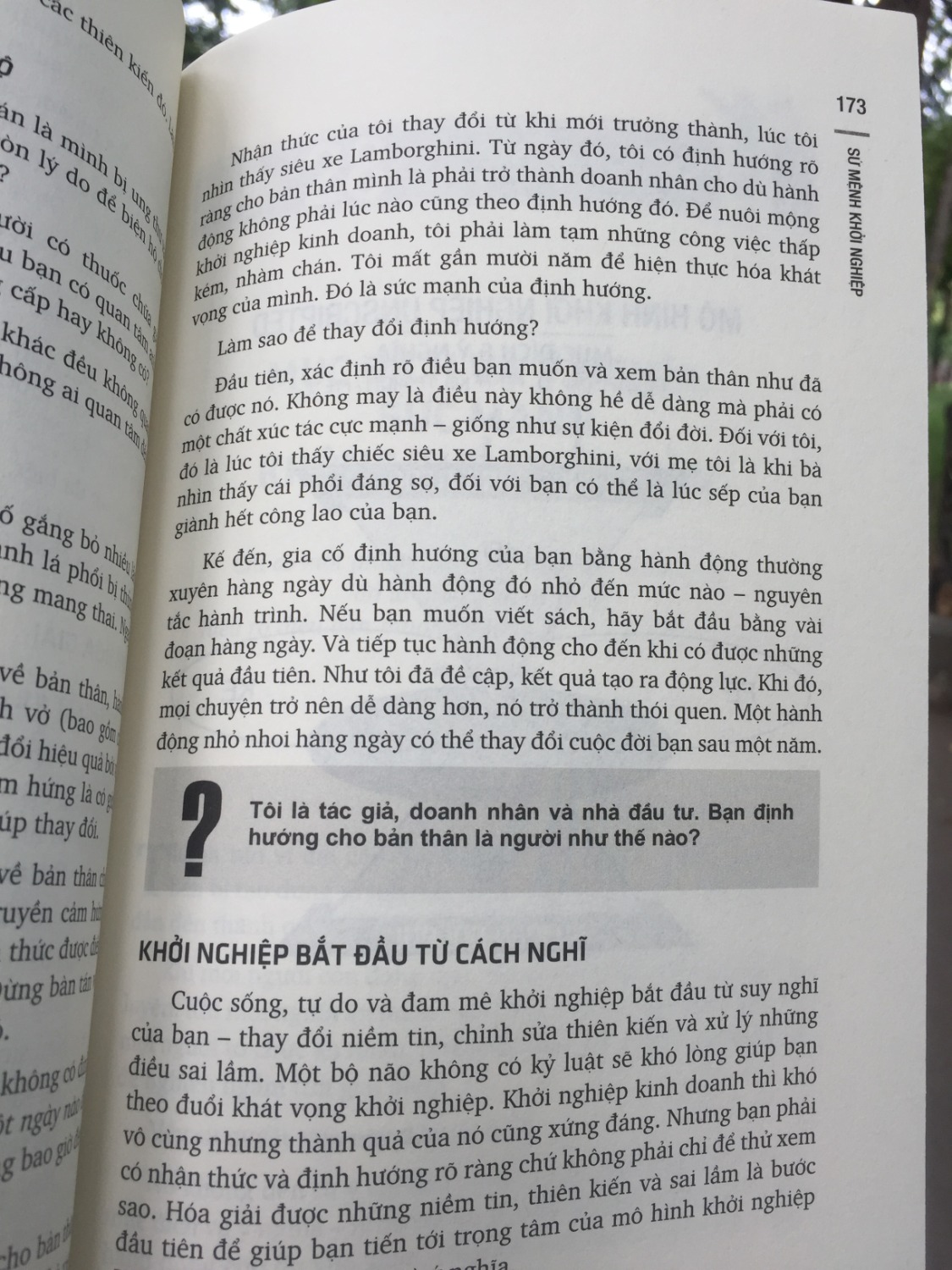 Sách khởi nghiệp hay nhất từng đọc

Về hình thức: sách dày hơn 300 trang nhưng được in trên giấy tốt, trắng ngà, cầm rất nhẹ, sắc nét, rất ít lỗi, đặc biệt bìa thiết kế rất ấn tượng. Mình cho 5 sao về chất lượng hình thức.

Về nội dung: sách khá dài nhưng đọc rất cuốn hút, bản dịch trau chuốt rất ít lỗi, gồm cả các nguyên tắc phát triển bản thân, chiến lược khởi nghiệp, phát triển sản phẩm, chiến lược thực thi.

Điểm mình thích nhất ở cuốn sách này là nó không đưa ra các quy luật mơ hồ mà chính xác như toán.

Câu nói thích nhất: triệu phú là người tạo ra và đem đến hàng triệu giá trị cho hàng triệu người, muốn làm tỷ phú? hãy làm điều cho cho hàng tỷ người.

Xin cảm ơn tác giả MJ DeMarco, NXB Firstnew và Tiki đã mang đến cuốn sách quá tuyệt vời.

Rất nên đọc.