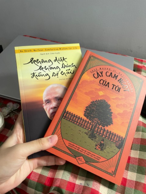 Mình đọc đánh giá nhiều bạn nói chất lượng gói hàng không tốt nhưng riêng mình thấy rất ok ấy chứ đẹp lại gọn nữa. Mình đặt ship siêu tốc nên chưa tới 2 tiếng là có hàng rồi, sách có kèm bookmark đầy đủ mình rất thích lần sau sẽ ủng hộ nhiều