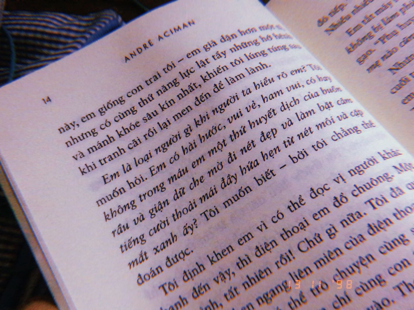 giao hàng rất nhanh
và mèn đét ơi mình chờ cái ngày mà cầm nó trên tay lâu lắm rồi.mình mê những câu chữ của andree aciman để lại trên từng trang chữ, nhưng cái cảm giác về một nước ý thơ mộng và mùi hương sảng khoái mà *** me by your name không còn nữa. mình chẳng thể nắm bắt nổi, nhưng điều khiến mình lấn cấn ở chỗ, serena dang dịch chẳng bằng nhật khoa. hoặc có thể do andre chẳng còn gây ấn tượng cho mình sau CMBYN nữa. 
hơn thế là, nét chữ cùng sắc đậm của chữ cũng được đậm dần, nó tạo mình cảm giác mới lạ, nhưng nét đậm phần cuối ấy thật sự khiến mình nghẹt thở. 

nhưng để mà nói, find me vẫn là một thứ gì đó đáng thử.