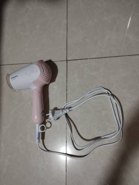 Có hai chế độ sấy mát và sấy nóng. Mình chỉ dùng sấy mát, ít nóng đỡ khô hư tóc, không có mùi nhựa khi máy hoạt động. Sấy xong tắt máy thấy máy không hề nóng. Máy nhẹ tênh màu hồng đẹp 😄