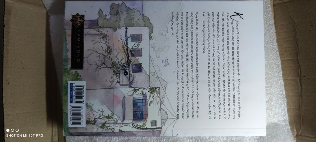 Giao từ tp HCM mất 3 ngày về Bắc, 2 quyển truyện có 1 lớp seal bookcare, 1 tấm kiểu xốp chống xốc, hộp đựng chắc chắn. Phần tranh của bìa ngoài đc phủ thêm 1 lớp gì đó hnhu cán UV  (trong hình, soi đèn học ở gần nó bóng loáng lên í), 2 bookmark dày, dịch out nhây đúng chất Priest ak (k bt khi ra sách có bị cắt j k mà t thấy tình ae ch thật sự...). Chất liệu hiện thực, kể chuyện phóng khoáng tự nhiên mà hài rất duyên, đi theo trình tự thời gian nên nhân vật có nhìu thay đổi và trưởng thành, từng nv cx đều đc Priest xử lí gọn. Nv chính là Ngụy Khiêm, đảm nhận những pha hành động trong truyện, tính cách đc bộc lộ rõ ràng qua việc làm của ổng. Ngược lại với ổng, Ngụy Chi Viễn đc tác giả khắc hoạ nhiều qua diễn biến tâm lí, tuyến tình cảm của Ngụy Khiêm của cả câu chuyện 1 mk Ngụy Chi Viễn cân hết, k có ai xen vào đc, nhưng Viễn cũng gặp nhiều trở ngại lắm.