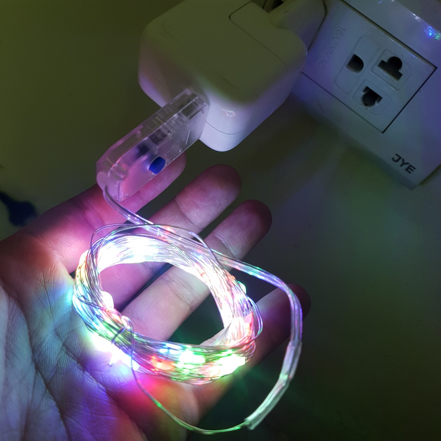 Đèn có điều khiển tăng giảm độ sáng và chọn 8 chế độ nháy. Mình thấy rất tiện.
Đèn siêu đẹp, lại có thể cắm vào cốc sạc hoặc sạc dự phòng nên không phải thay pinx