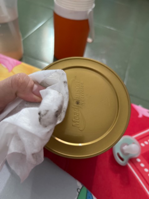 Giao đến bụi trên nắp hộp không hài lòng