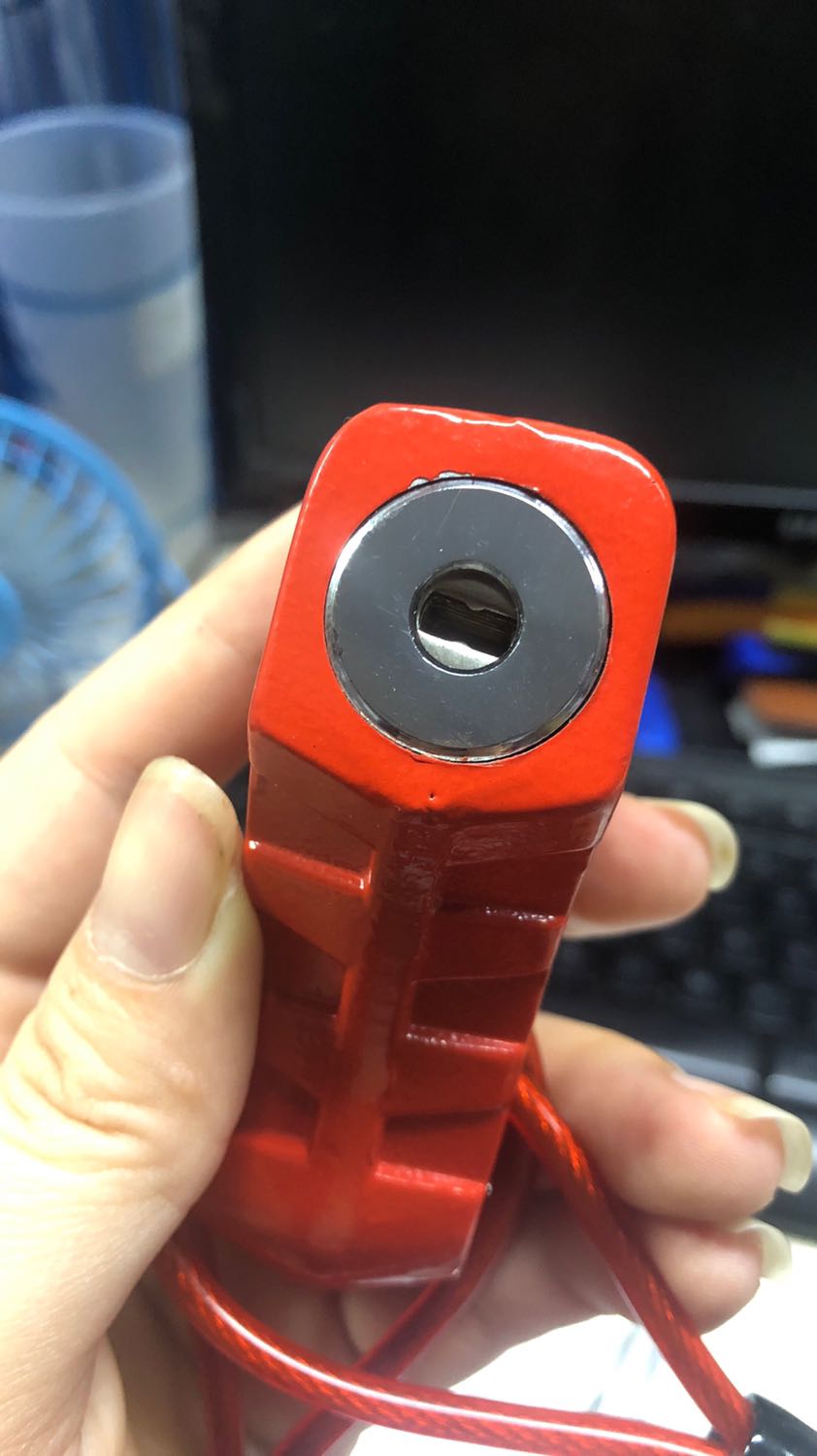 Miệng khoá bị tróc sơn. Khi vặn khoá hơi khó. Để bật khoá lên ? Miệng khoá bị tróc sơn. Khi vặn khoá hơi khó. Để bật khoá lên ?