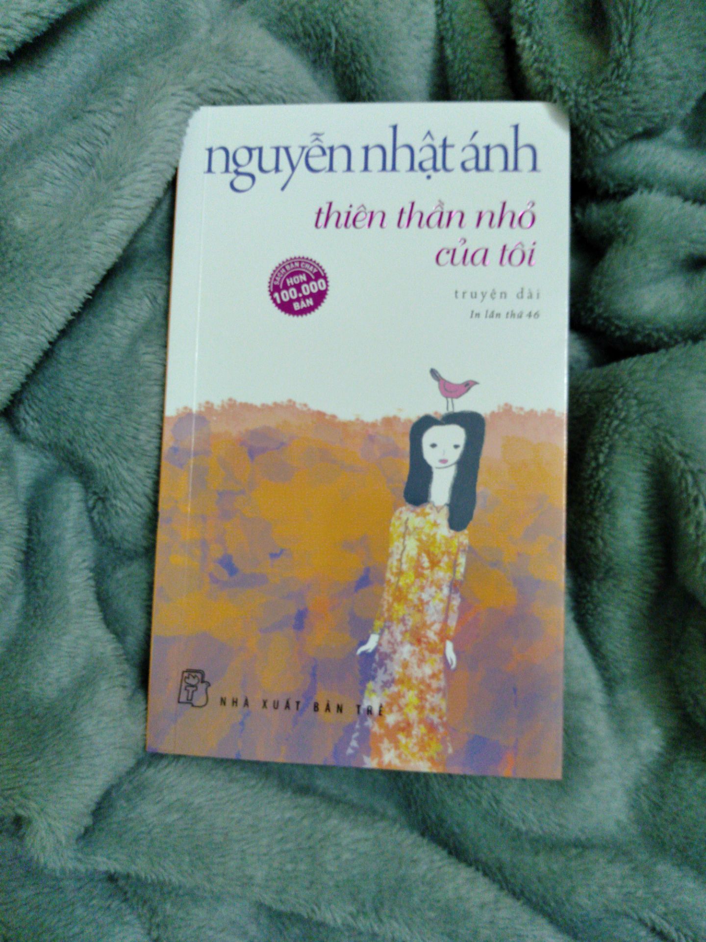 Mình nhờ bạn nhận hàng, vì nhà ở xa nên vẫn chưa được thấy tận mắt nhưng phải lên đánh giá vội vì vừa thương bạn mình, vừa thương shipper.
Mình biết là chỗ mình tình hình mưa bão đi giao hàng khó lắm, lại còn dịch dã, chuyển được hàng về đây cũng không dễ dàng gì. Chỉ mong các anh/chị/cô/chú đang làm shipper hãy hết sức cẩn thận, nếu mưa bão quá thì chờ trời tạnh hẳn giao cũng được ạ, mọi người phải đặt sự an toàn của mình lên trên hết, và nhớ giữ gìn sức khoẻ thật tốt nữa ạ. Cảm ơn rất rất nhiều vì đã không quản mưa nắng mang hàng đến cho mình. Mình luôn hy vọng những người như mọi người sẽ luôn được may mắn và hạnh phúc. Mình thành thật cảm ơn rất nhiều ạ.
(Và cảm ơn cả cô bạn của mình nữa :3333)
Update: Mình đã gặp bạn và lấy hàng rồi nè. Đây là lần thứ 2 mình mua sách của Tiki và không bị móp gáy hay hư hại gì. Sách được để trong bọc rộng chứ không đóng seal. Tổng thể cực kỳ tốt, giấy tốt, bìa tốt, hoàn hảo không tì vết. Có điều bên trong có vài chỗ mực bị lem nhưng không sao, rất ít. 
Về nội dung thì đây là cuốn đầu tiên mình đọc của bác Ánh, bây giờ mua lại. Truyện dài tầm hơn 130 trang, nhẹ nhàng và đáng yêu lắm.