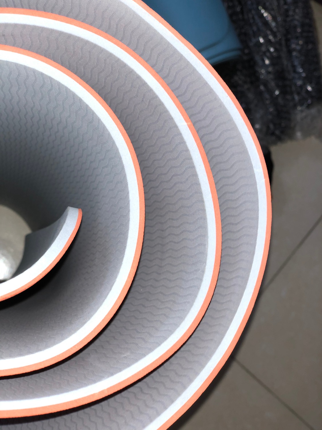 -  Đã mua và sử dụng sản phẩm của shop , Shop hay khuyến mại sâu , mua rẻ mà đẹp hơn mong đợi  , đặt thảm được tặng túi đựng và dây nữa . có thẻ chính hãng luôn với lời cảm ơn của shop nữa  không còn gì để chê
- Nhìn ưng lắm nhà có vân thảm sâu bám mặt sàn không bị trơn trượt . Mặt thảm in logo của shop lên rất an tâm . màu rất rất  tươi sáng phải nói thật là vậy mang đến phòng tập mà mấy bà bạn hỏi mua hộ nha . Mà tập rất êm nhé không bị cả đau nhức khi tập 
-Mình đã đặt thêm loại dày 8mm vì mình hơi bị thưa cân tập trên thảm lún hơi sâu xíu :)) -Shop chuẩn bị hàng kĩ cho rồi ship sớm cho mình nhé lần trước lâu quá .hứa sẽ ủng hộ dài dài ....!!