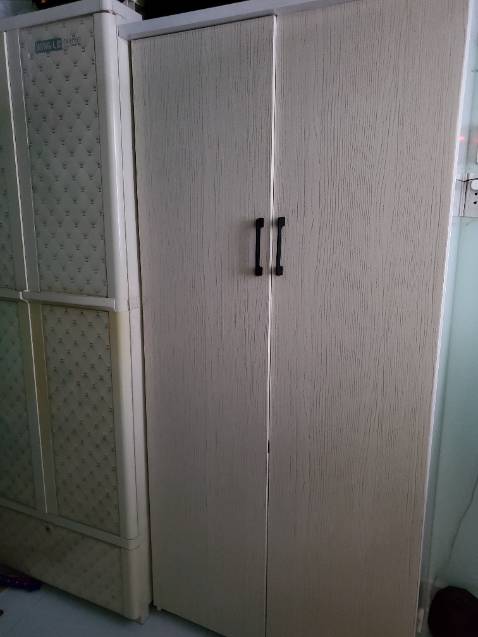 Kích thước không đúng như quảng cáo. Nhưng mẫu mã đẹp. Bề sâu lòng ghi 45 nhưng chỉ 40cm nên treo quần áo phải để chéo mới đóng tủ đc.  Chiều cao cũng giảm thiểu 10cm. Bề ngang giảm 5cm. Nhân viên giao hàng ok. Tủ chắc chắn. ( Cùng chiều cao và sâu mà tủ bên cạnh cao hơn và to hơn).