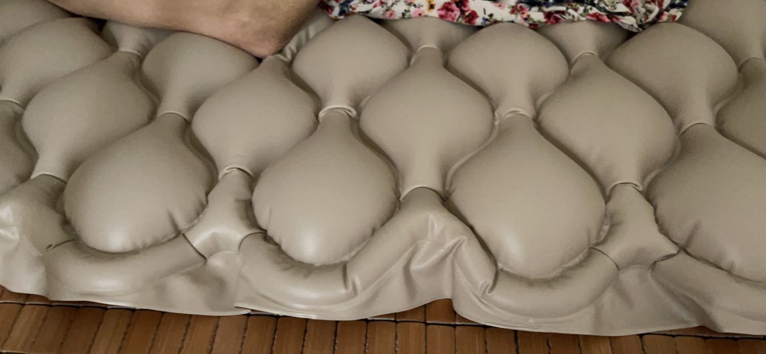 Mình cho mẹ dùng bữa giờ, mấy nốt mẩn đỏ, da chết đen, dần dần biến mất. Khá hiệu quả!