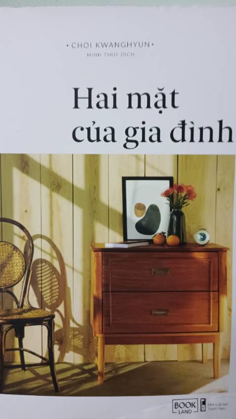 Về nội dung sách rất hay, không làm mình thất vọng. "Hai mặt của gia đình" không những dành riêng cho những người con hay các bậc phụ huynh đang giữ trọng trách lớn lao là chức vị ba mẹ mà nó dành cho tất cả mọi người. 
    
        Có ai trong các bạn từng như tôi khi đặt ra câu hỏi rằng: "Tại sao bố mẹ có tuổi thơ không mấy tốt đẹp, họ là những đứa trẻ chịu tổn thương giờ đây lại làm tổn thương con mình, là chúng ta" và ti tỉ con hỏi bạn từng đặt ra về gia đình hay chính bản thân mình. 
      
        Thì khi đến với cuốn sách này những vấn đề bạn thắc mắc sẽ được gỡ rối. À hóa ra chính những ký ức đầy thương tổn hãy trải nghiệm tuổi thơ đã vô thức tác động rất lớn đến cuộc sống sau này của mỗi người. Nếu vấn đề đó không được nhìn nhận và thay đổi thì có lẽ vòng tròn tuần hoàn ấy mãi không đến hồi kết, truyền hết từ thế hệ này sang thế hệ khác. 

          Với những lời chia sẻ chân thành, văn phòng dễ hiểu của mình Choi Hwang Hyun để đưa đến những thông tin rất bổ ích đến mọi người. Để chúng ta càng hiểu hơn về gia đình, những nguyên lý hoạt động của ký ức tuổi thơ hay cảm xúc thực tại. Khi hiểu thêm về gia đình mình bạn sẽ có thể nối lại sợi dây liên kết lỏng lẻo hay rút ngắn khoảng cách trong gia đình hơn.

 "GIA ĐÌNH LÀ NƠI NỖ LỰC BAO NHIÊU, HẠNH PHÚC BẤY NHIÊU."
 
Tại sao phải nói ừ thì đó là gia đình. Nhưng không có nghĩa gia đình nào cũng là mái ấm, ba mẹ nào cũng là người tốt. Chỉ hi vọng bạn có thể nhận ra những vấn đề của bản thân để không rơi vào vết xe đổ của bố mẹ để sau này không có những đứa trẻ đói khát tình thương.