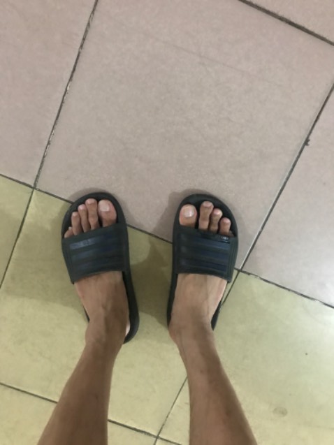 Nhẹ. Thiết kế khá ổn, vừa size. Nhưng có vẻ không hợp đi dính nước mưa.