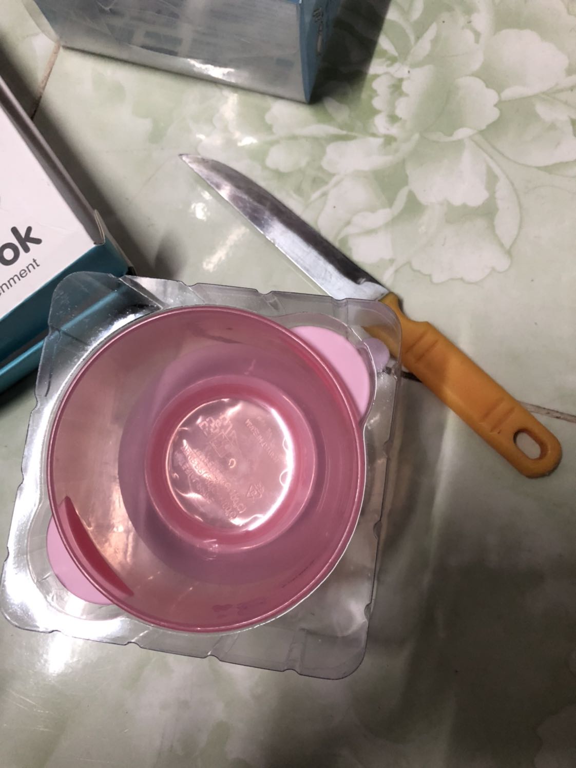 Chén đẹp nhưng độ bám không chắc lắm, đế dễ bung lên khi bé giật lên