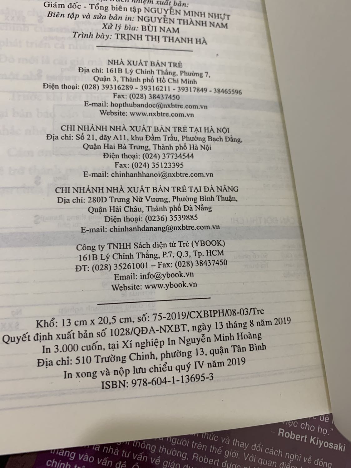 Khi mình nghĩ tiki đăng là 02/2020 nhưng lại là quý 4 của 2019. 1 cuốn thì có bọc còn 1 cuốn thì ko, khá là bực mình khi mua lần này giống như kiểu treo đầu dê bán thịt *** vậy đó. Cuốn ko bọc nhìn như second hand bìa bị trầy hết trơn