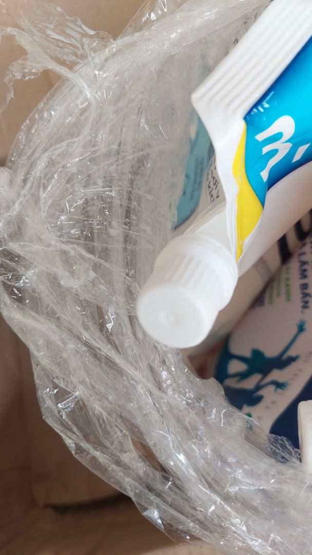 nhận hàng là thấy bực rồi nắp thì không quấn keo, vặn nắp không chặt để chảy ướt cả bọc lan qua cả bịch nước giặt. thùng thi móp méo còn rách nữa chứ. chăc chẳng mua hàng này ở tiki thêm lần nào nữa