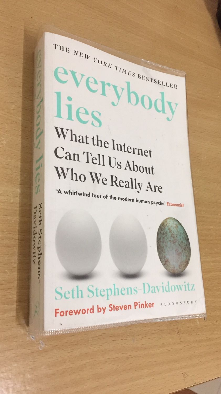 Thủ tục mua đơn giản và vận chuyển nhanh chóng. Sách khổ trung bình, chất lượng giấy tốt, có vài vết bẩn trên bìa sách. Review này không bao gồm đánh giá về nội dung.