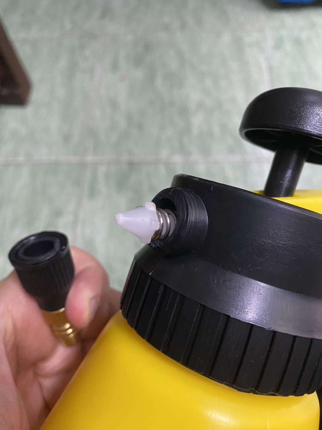 Sản phẩm lỗi. Ko có ren lắp vòi vào, phí thời gian