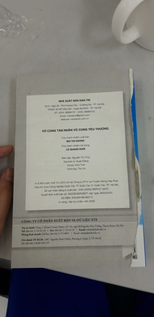 mình đã mua nhiều lần ở tiki nhưng lần này mình không thể chấp nhận được. sách rách bìa mà vẫn đóng gói cho mình, tiki làm ăn quá không coi trọng khách hàng.