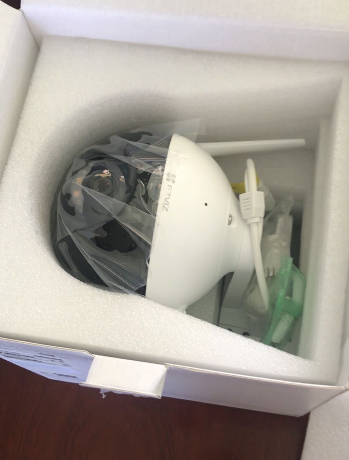 Đơn hàng camera của Tiki lại tiếp tục giao hàng trễ hạn. Vận chuyển gói hàng theo cách đóng gói của Tiki luôn luôn bị móp méo hộp. Sản phẩm nhỏ gọn, chắc chắn; điều khiển xoay đổi hướng nhanh; chất lượng hình ảnh tương đối tốt. Tuy nhiên, sản phẩm cần bổ sung tính năng đàm thoại 2 chiều, cảnh báo bằng âm thanh. Chế độ hình ảnh có màu ban đêm thì đèn flash bật sáng (như hình).