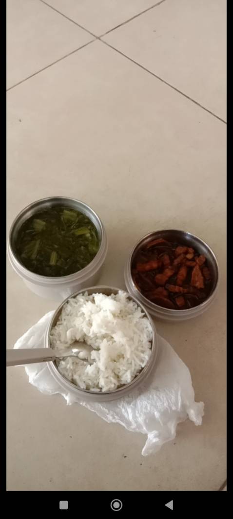 Dễ rửa. Đựng đồ ăn nóng tới trưa vẫn nóng hổi. Đồ tốt lắm, nên mua nha mọi người xx