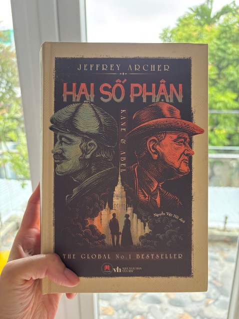 Sách quá hay, giọng văn kể chuyện cực kỳ ấn tượng. Ngoài những đoạn tình ái không cần thiết thì nội dụng xoay quanh Kane và Abel thực sự rất lôi cuốn. 
Đã mua phần 2 để đọc tiếp rùi hehee
