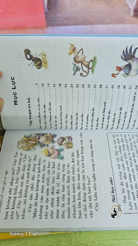 Mình thích phong cách vẽ của cuốn xanh dương này. Giống cách vẽ của cuốn màu hồng.