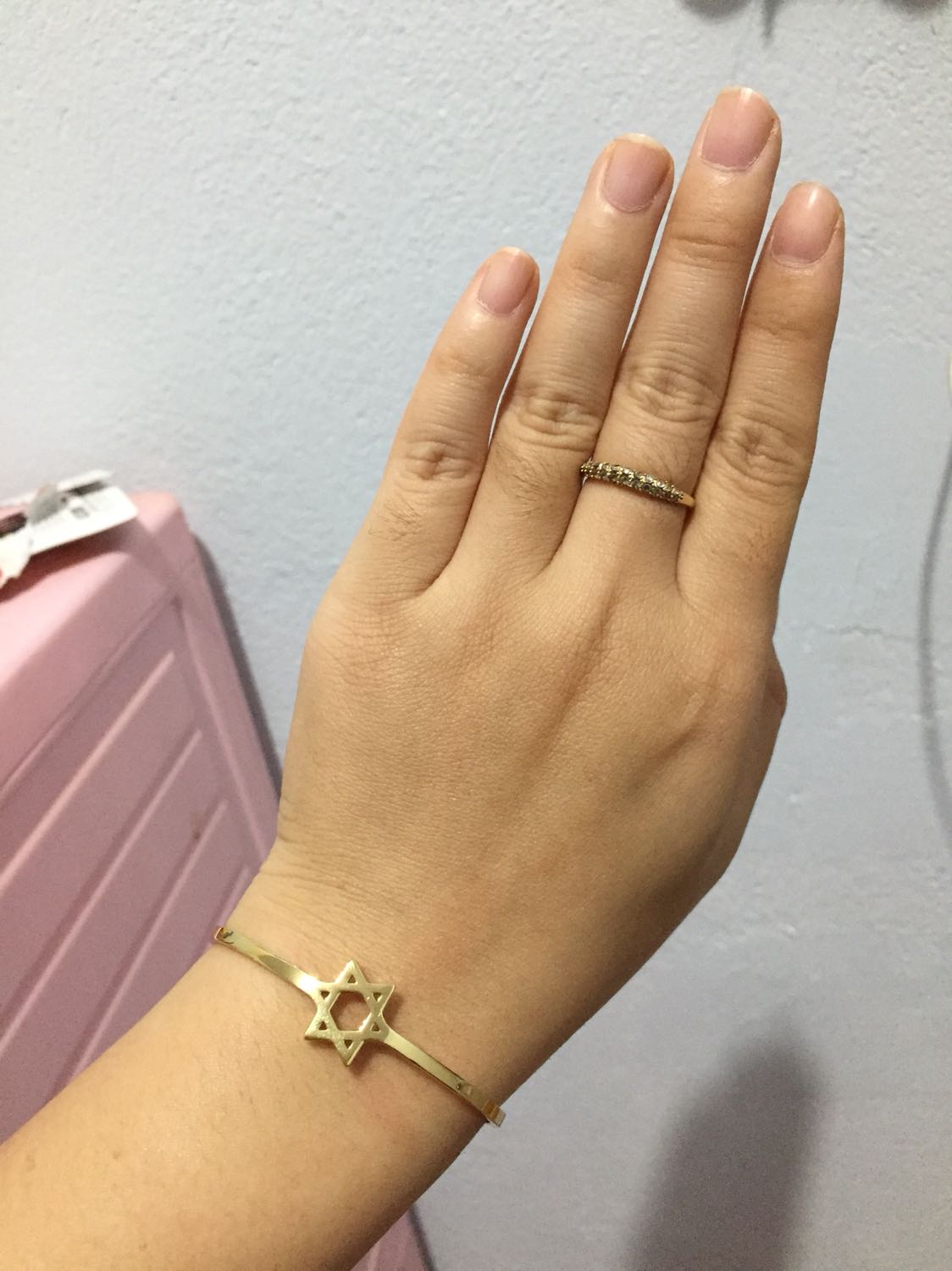 Mình đã nhận đc hàng. Hàng đẹp. Không một vết xước. Đeo lên tay rất sáng. Nói chung là mẫu mã ok. Còn độ bền thì chưa nói đc. Mở hàng xong mà người cứ lâng lâng vì đẹp hơn suy nghĩ của mình. Tặng Tiki 5 sao.