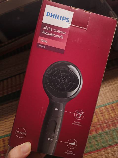 mình săn sale 25.10 nên được giá hời. Mình cân nhắc khá nhiều loại, cuối cùng quyết định chọn em này vì thương hiệu và đánh giá về độ bền của hãng=)))). Mình nghĩ đồ điện thì nên mua hãng cho yên tâm kkk
1. Máy công suất nhỏ nên khi sấy ồn ở mức chấp nhận được. Ai tóc dài, dày cân nhắc vì có thể sấy khá lâu mới khô 
2. Chế độ có 3 cái, theo mình thì là: nóng+ gió to, nóng+ gió vừa, hơi mát (vẫn nong nóng nhẹ, kh hẳn là mát lạnh đâu)+ gió nhẹ. Máy không có ion âm, đảo chiều gì đâu nha
3. Theo mình tìm hiểu thì sấy tóc đẹp hay không phụ thuộc khá nhiều vào cách sấy, nên ai chưa có khả năng sắm mấy em máy sấy xịn hơn thì tham khảo nha:
- Sau khi gội đầu thì lau khô tóc nhẹ nhàng, kh chà xát tóc, vắt khô tóc. Lau nhẹ nhàng, không sấy tóc khi tóc đang còn ướt nhẹp.
- Sau khi lau tóc thì bật chế độ mạnh nhất của máy sấy gốc tóc trước, có thể sấy ngược (để tóc bồng hơn) hoặc sấy xuôi (để tránh hư tồn) chiều tóc. Để máy sấy cách tóc tầm 15-20cm (khoảng nửa cánh tay)
- Sấy khô gốc rồi thì sang chế độ 2 sấy ngọn tóc, vẫn giữ khoảng cách giữa máy sấy và tóc nha. Sấy ngọn khô khoảng 70-80% rồi thì dùng dầu dưỡng bôi ngọn tóc rồi sấy tiếp.
- Cuối cùng dùng chế độ 3 sấy mát sấy 1 vòng từ gốc -> ngọn để "khoá tóc", dùng chế độ này để sấy mái, tạo kiểu mái. 
Trên mạng hướng dẫn rất nhiều, mn xem để tránh làm hư tồn tóc nhaaaa
4. Chị em nên sắm 1 cái máy sấy, dù là phân khúc thấp nma sấy đúng cách là thấy khắc biệt lắm luôn á 🥺 vừa bảo vệ sức khỏe, vừa đẹp tóc vừa tiết kiệm thời gian nữa.