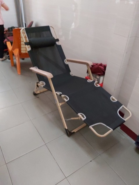 Giao hàng nhanh mặc dù mình ở tỉnh. Phí cũng phải chăng nhờ có giảm! Nhà mình thích lắm! Chắc chắn, có điểm trừ là nó ko gập chân xuống được nên bước xuống là quay qua 1 bên! Nói chung là đáng mua! Bền ko thì chưa biết nhưng ai cần thì nên mua nằm thoáng mát!