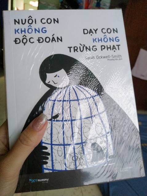 Sách rất đẹp và được bọc cẩn thận, có bookmark, giấy mịn. Mình chưa đọc và mong rằng sách sẽ giúp mình nuôi dạy con tốt hơn, phù hợp hơn! 

Cám ơn Tiki sách giao rất rất nhanh, mình đặt sáng 7h mà tầm trưa đã được giao đến dù chọn gh tiết kiệm thôi! 
Chỉ thích mua sách trên tiki thôi🥰