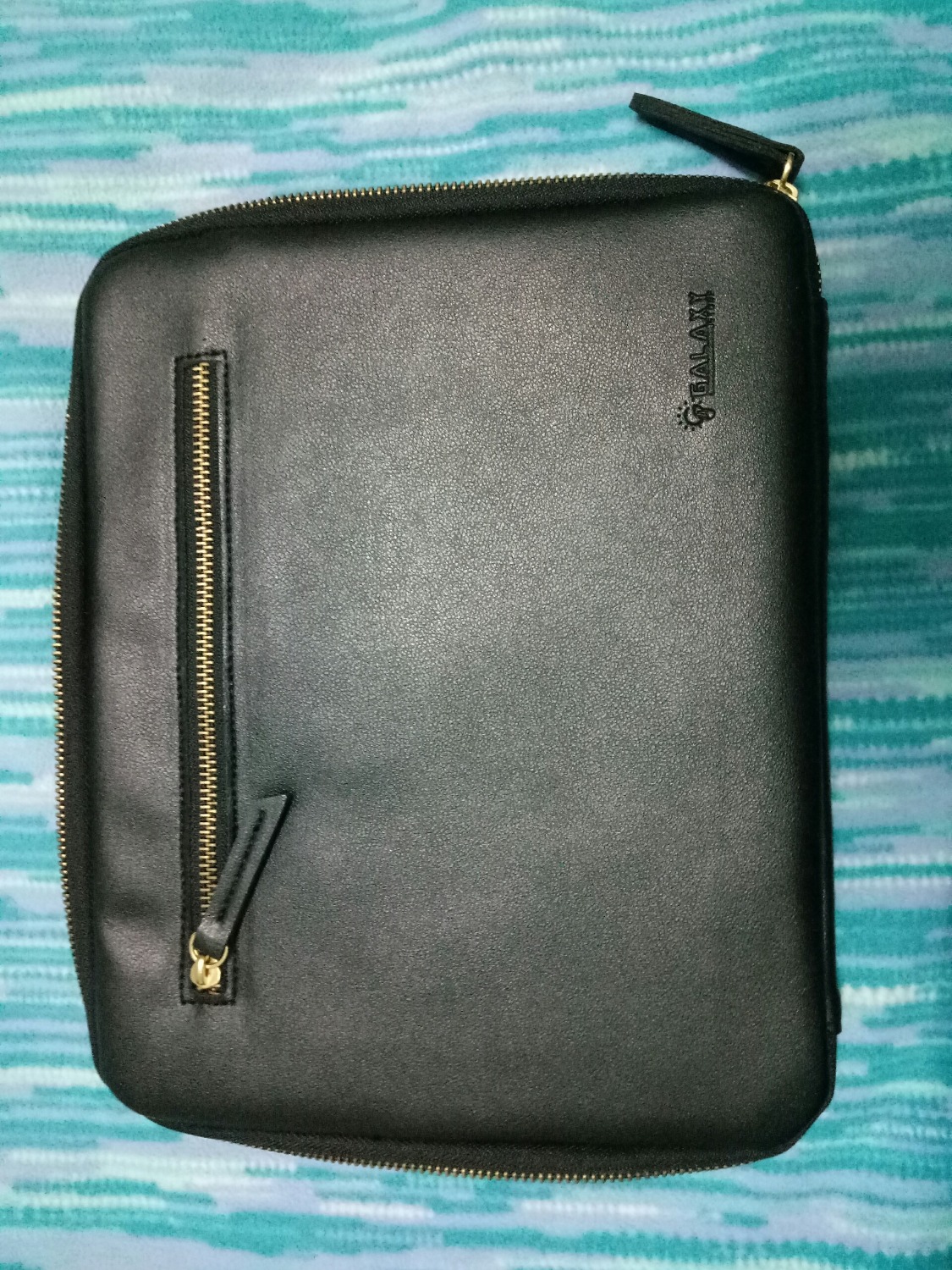 Kiểu dáng trẻ trung, nhỏ gọn, nhìn năng động. Chất liệu da tốt, dây kéo chắn chắn. Bên trong các ngăn thiết kế đa dạng để chưa được nhiều loại đồ dùng. Sản phẩm như mô tả. Sẽ ủng hộ shop.