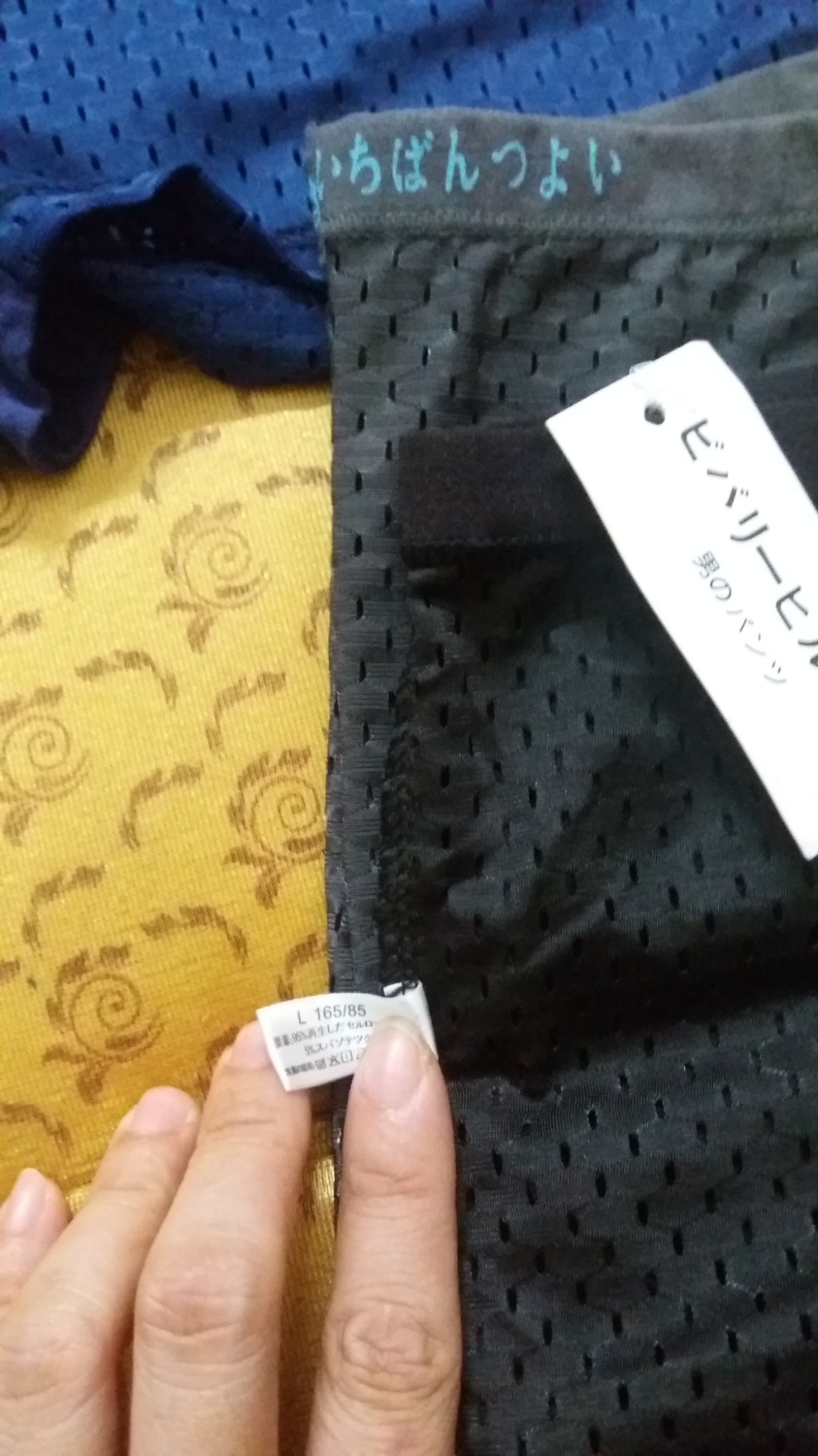 Tôi vừa nhận được hộp quần sịp đùi nam thông hơi. Về chất lượng thì OK.
Tôi đặt mua hộp 4 quần size XL, khi nhận hàng thì có 2 quần size XL còn 2 quần size L!?
2 quần size L ko vừa, giờ mất tiền mà bỏ đi sao?!