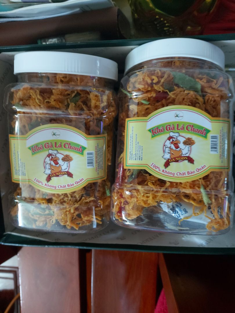 Mấy nhỏ thích. Nghe nói ăn cũng tàm tạm. Lo sợ nhất là gà chết các trang trại hộ nuôi hay của bên Tàu nhập ào ào qua rồi sử lý bằng hóa chất. Rồi ngập tràn gia vị vào là át hết mùi hôi thối. Hên xui thôi. Vừa ăn vừa cảnh giác. Không nen ăn nhiều rồi ung thư có khi đó mn.Đừng vội khen. Hiếm hoi lắm mới tìm được người sản xuất hàng hóa và làm ăn có đạo đức trong thời buổi nhiễu nhương này.