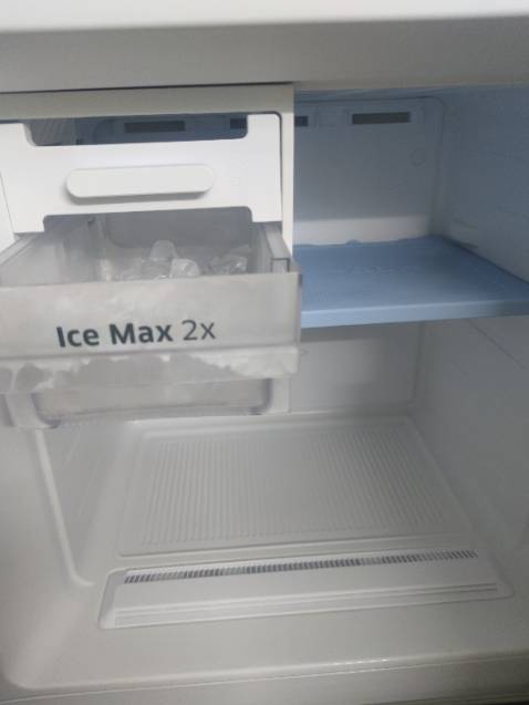 Tiki giao hàng đúng hẹn mình chọn lúc đặt hàng. Mình có note là mình ở tầng 4, không có thang máy nên lúc giao hàng có tới 2 anh nhân viên khiêng lên lầu, rất lịch sự, không phàn nàn hay tỏ thái độ khó chịu gì hết. Rất ưng ý dịch vụ tikipro này nhe.
Về phần tủ lạnh thì mình đợi 6h mới cắm điện theo như anh nhân viên hướng dẫn. Sau 24h sử dụng thì thấy tủ chạy êm, hầu như chả nghe thấy tiếng, làm đá nhanh, 2 bên hông tủ hơi ấm, mặt trước dễ bị dính dấu vân tay