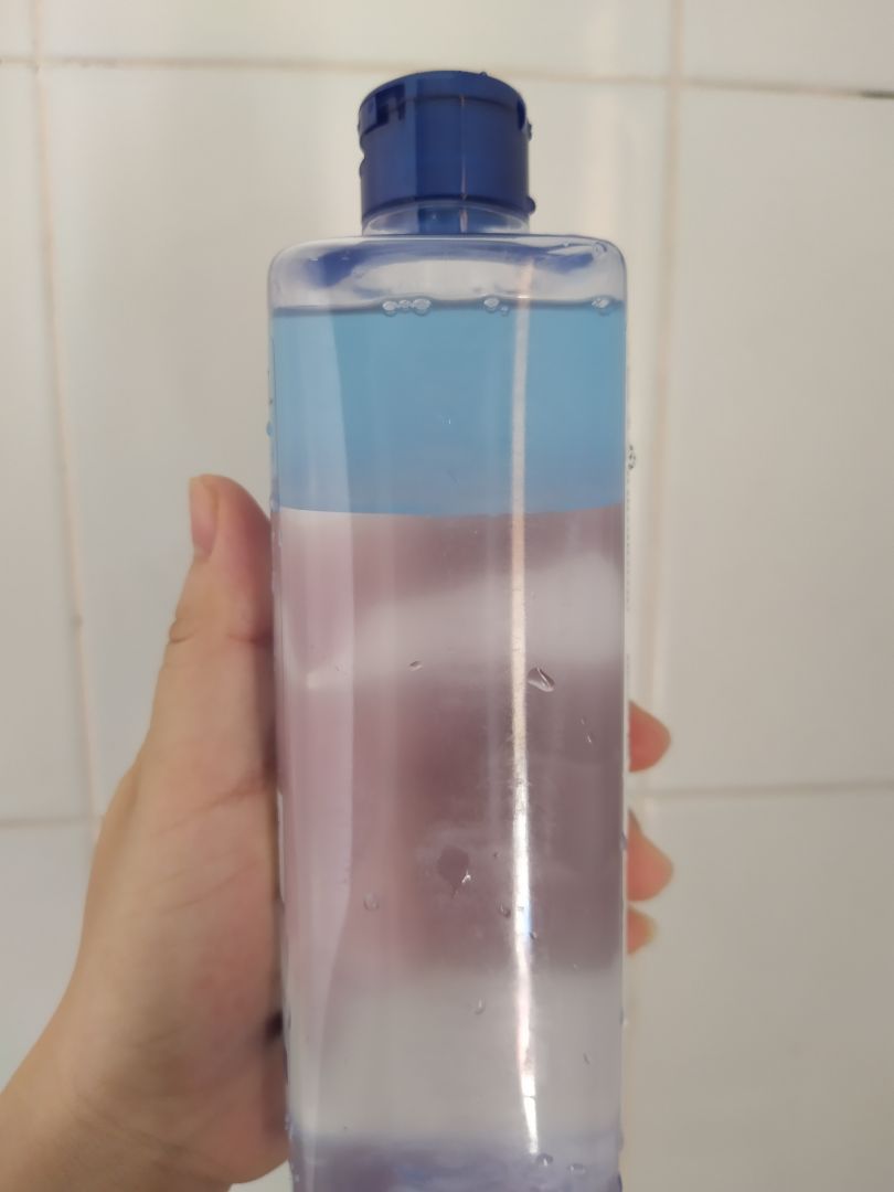 Đóng hộp không một miếng lót, không có bọc chai, nắp chai thì bụi bẩn, thân chai thì xước và cũ. Bên trong thì một lớp nước một lớp như dầu màu xanh không hoà tan dù có lắc mạnh. Không hiểu tiki đóng hàng thế nào? Thấy sản phẩm thế này mình rất lo ngại về chất lượng. Trước nay mình hay mua ở shoppe,vì tin tưởng cam kết hàng chính hãng của tiki nên qua đây mua, mà tiki làm mình thất vọng quá ( về cả thời gian giao hàng,phí ship,đóng gói và chất lượng sản phẩm). 1* dành cho chai tẩy trang, 1* còn lại là cho anh shipper thân thiện.