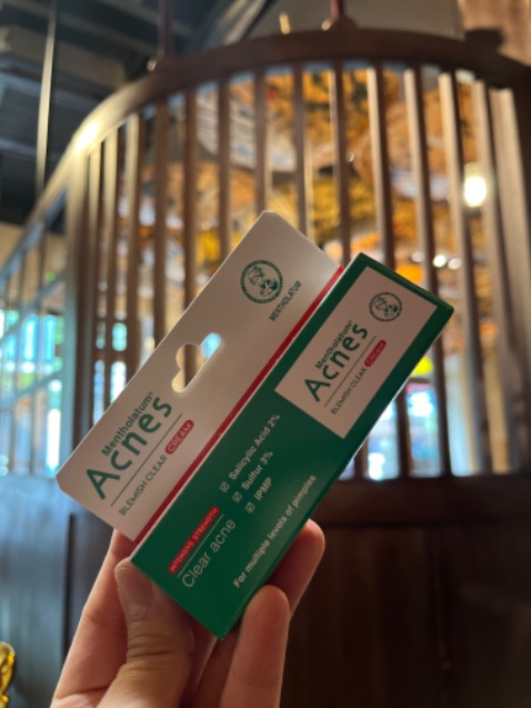 Shop hỗ trợ nhanh, giao hàng và đóng gói cũng tốt. Chất lượng kem mình mới dùng có 2 3 lần thôi, mọi người xài cứ bôi trực tiếp lên chỗ có mụn. Có điều không ưng cái mùi lắm, da mình đang sưng đỏ mà bôi mấy lần là hết r nè. Hãng cải thiện cái mùi nữa là best