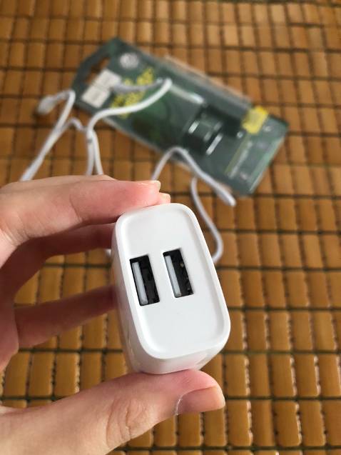 có hộp tem đây đủ, củ sạc chắc chắn, thấy hỗ trợ sạc nhanh 2.4a 12w, 2 cổng tiện lợi sạc được 2 máy cùng lúc, giao hàng nhanh