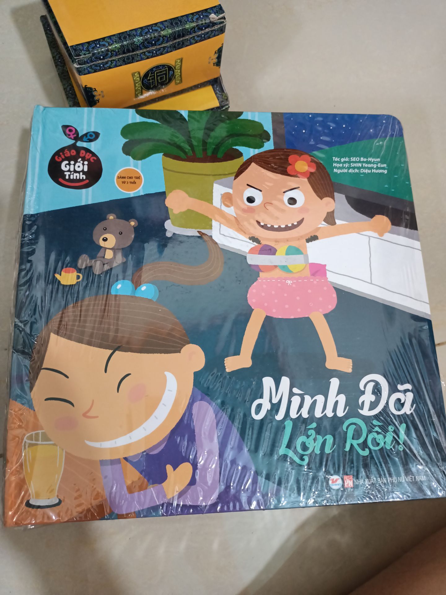 bìa sách dày dặn hơn mình nghĩ, sách đẹp ...giáo dục giới tính cho con bảo vệ mình bằng sách như này giúp bme dễ dàng hơn...