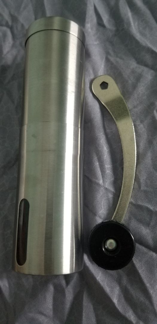 Từ lúc mua sản phẩm cho đến bây giờ tay tui to lên hẳn. Quay tay đều mỗi sáng trước khi làm việc. 
Dễ sử dùng và vệ sinh. duy nhất điểm trừ đó là phần đựng cà phê đã xay bằng nhựa. Tui chưa biết làm sao để vệ sinh nếu nước hoặc bả cà phê mịn lọt vào bên trong vì không biết cách nào tháo nó ra. Mặt khác bánh quay bằng đá, tui nghĩ độ bên và không bằng thép (nước chảy đá mòn, quay tay nhiều có thể gây bể bánh quay), mặt khác đá không an toàn cho sức khỏe bằng thèm nếu bị bào mòn vì bột đá có thể hòa lẫn vào bột cà phê khi xay.