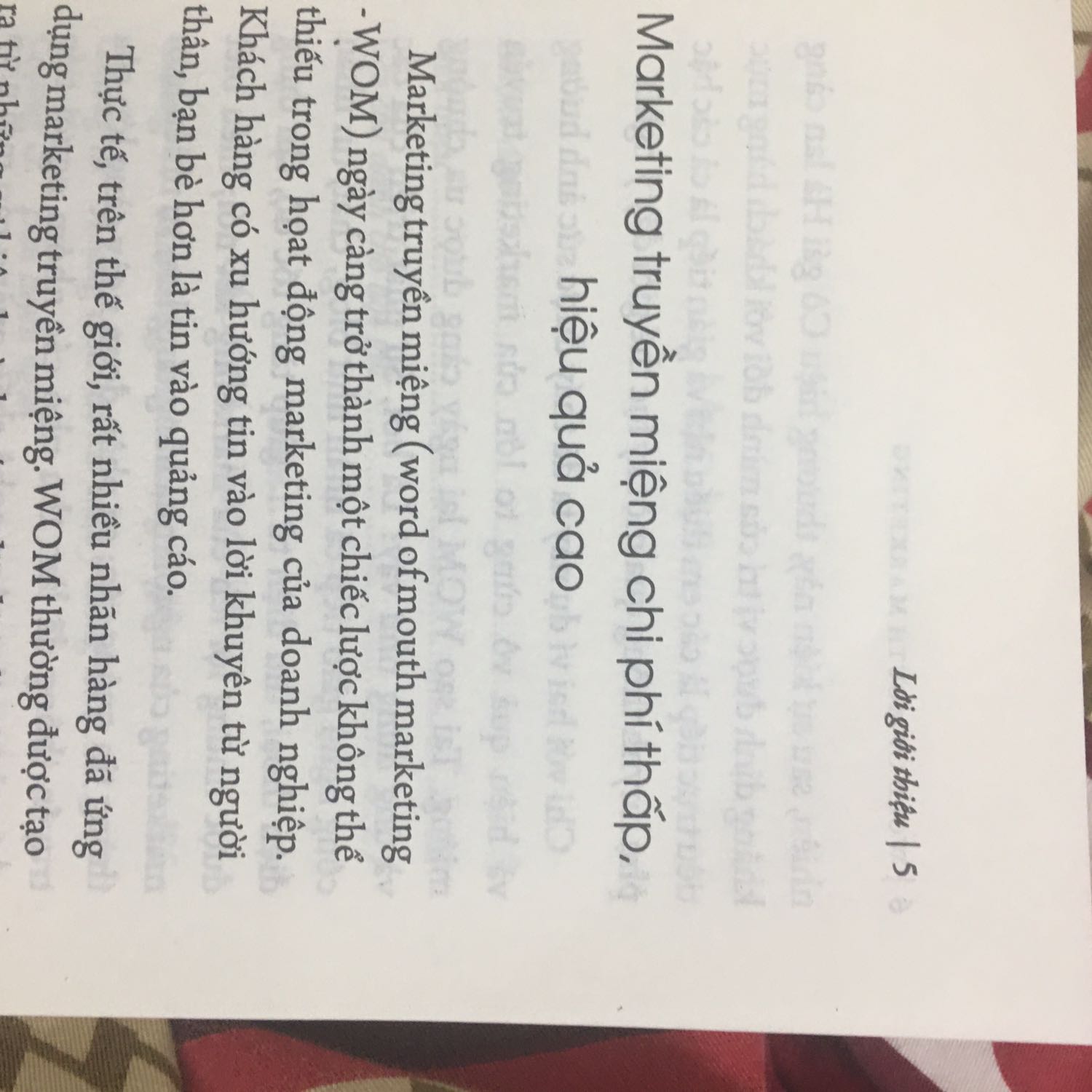 Nội dung thì chưa nhận xét vì mình mới đc được vài chục trang nhưng cách hành văn đời thường và dễ hiểu. Tuy nhiên chất lượng in CỰC KÌ TỆ, hơn nữa sp còn do tiki trading phân phối, mực nhoè, giấy cực mỏng đọc trang trước nhìn thấy trang sau, thậm chí dòng in còn hơi xiên xẹo.