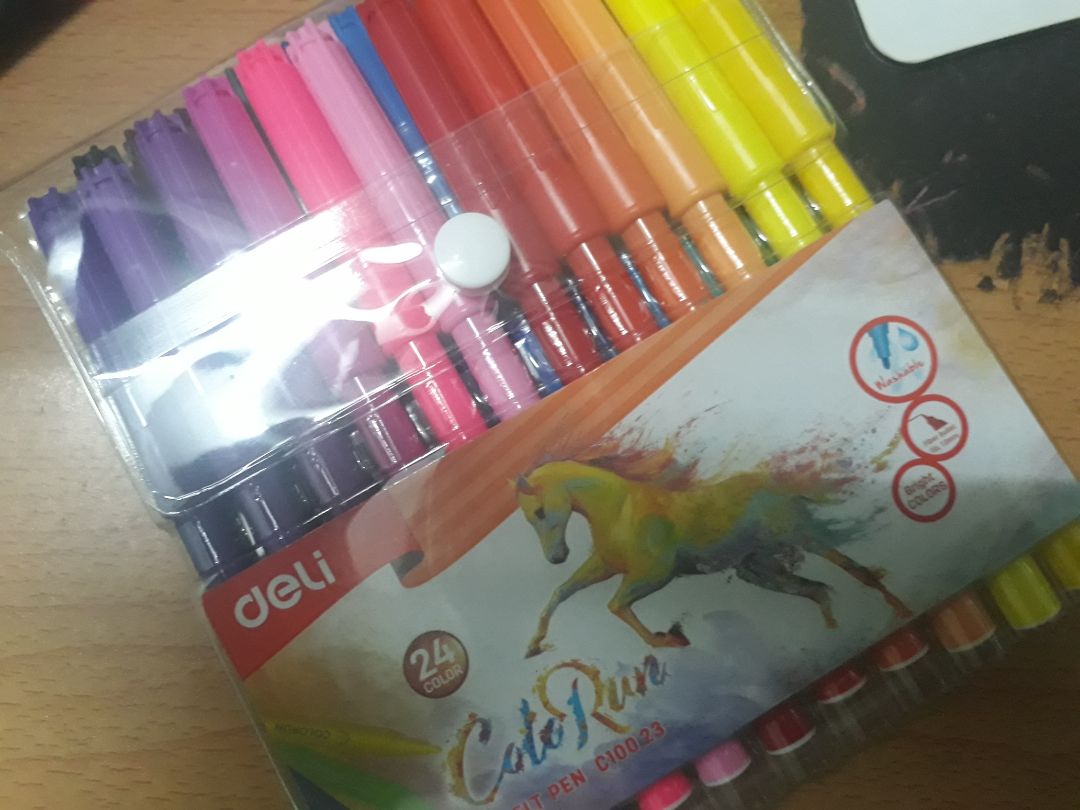 Bút có nhiều màu nên thích hợp để viết sổ trang trí. Màu mực bắt mắt và không bị lem khi viết. Sản phẩm đóng gói kỹ lưỡng. Ngòi bút viết chữ rất thích và êm tay.