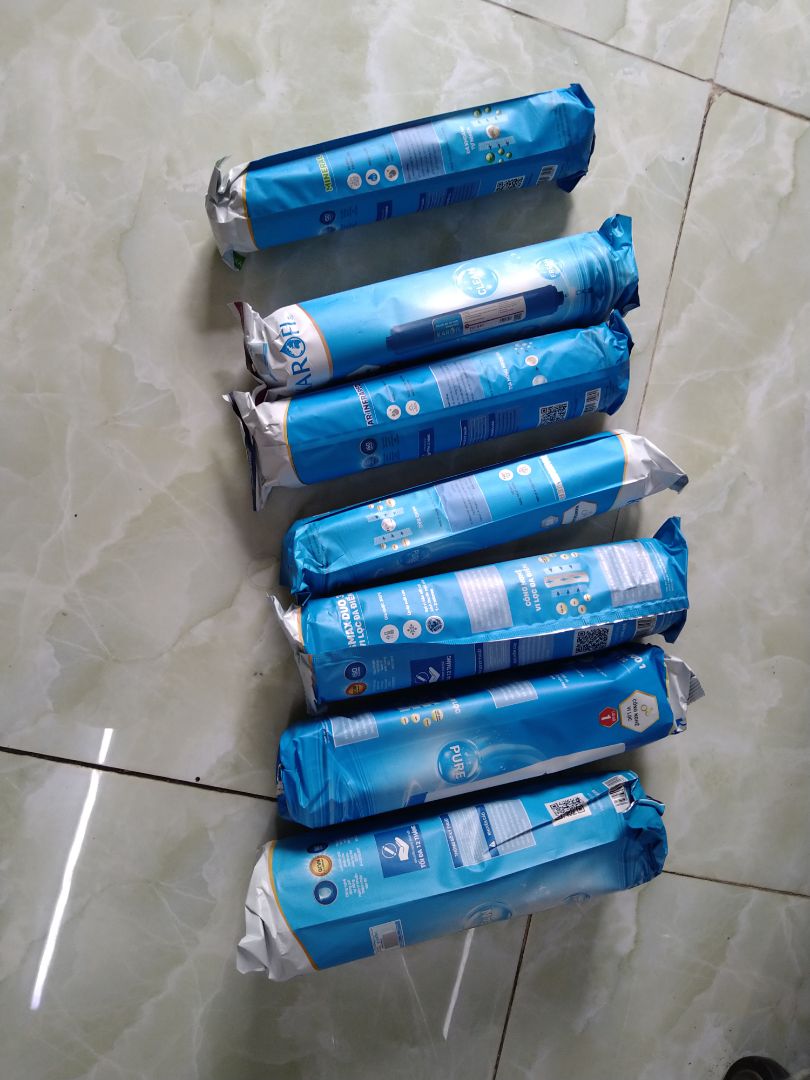 Hàng đóng gói cẩn thận, kỹ, còn nguyên seal. Lọc nước hoạt động tốt. Mình quên làm sạch trước khi lắp vào máy nên mất khoảng 10l nước để làm trong nước lại.