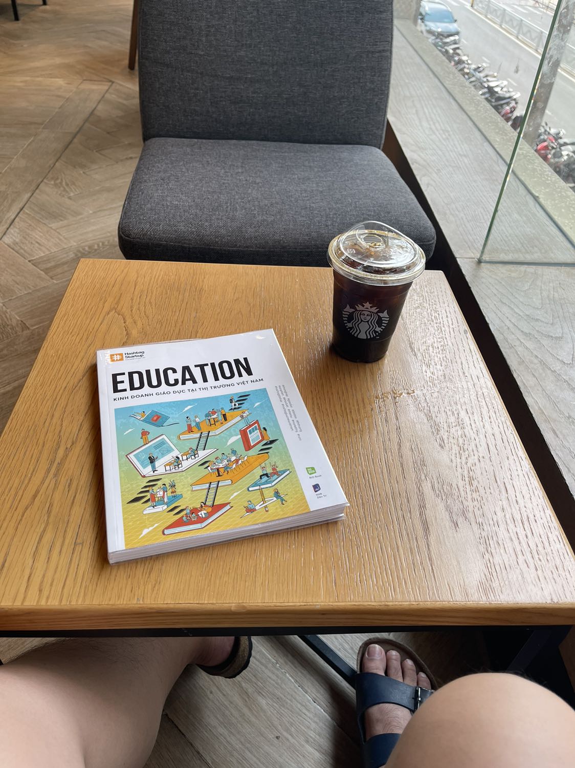 Giao nhanh chóng vì là thành viên TikiNow. Đóng gói gọn gàng, dùng thêm Bookcare thì đẹp hơn. Nội dung khá tổng quan, không chuyên sâu, chỉ cung cấp thông tin cơ bản về thị trường. Được cái thiết kế phần nhìn đẹp.