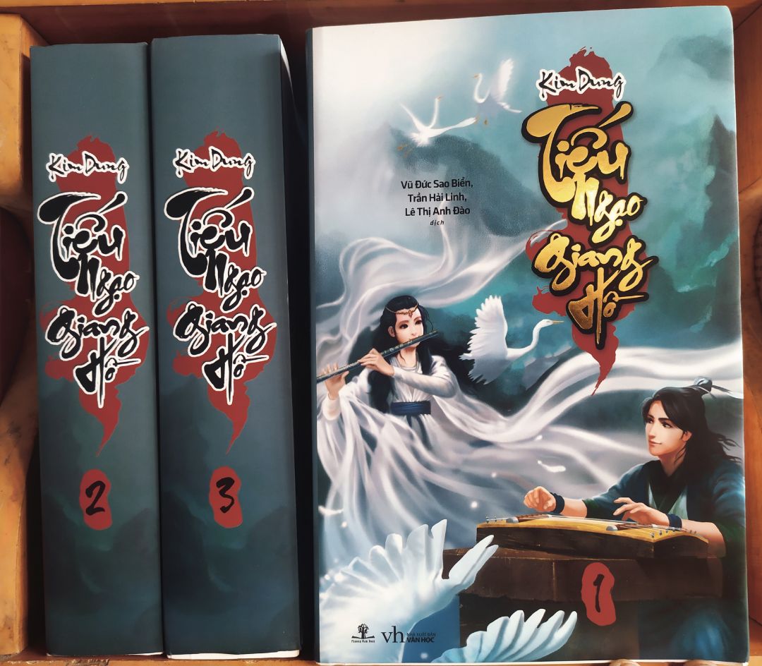 Tiki giao hàng rất nhanh, sớm hơn dự kiến hẳn hai ngày. Về sách, dung lượng khá lớn, gần 800 trang mỗi quyển, 1/3 bộ to không kém cạnh các siêu phẩm độ sộ khác như 2666. Phương Nam thiết kế bìa đẹp, trang chữ rõ, dễ nhìn. Tuy giá bìa khá chát, nhưng được nhiều ưu đãi nên giá giảm hẳn 300k, phù hợp với túi tiền. 

Đây chắc chắn là Best of Kim Dung.